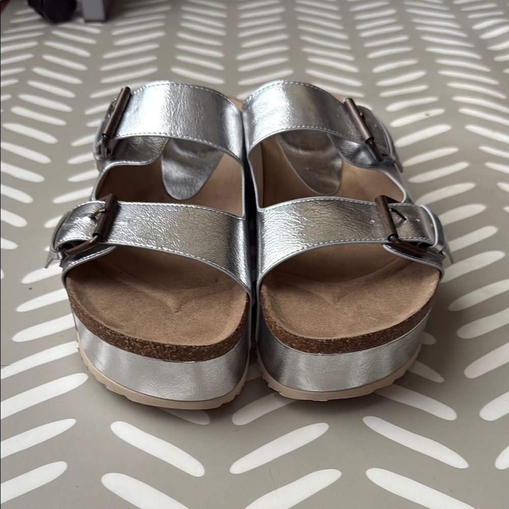 🔥 Altar’d State Silver Metallic Platform Sandals – Size 10M – UEC!